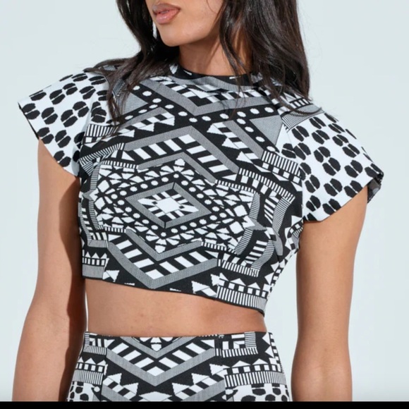 Akira cropped black and white stretch geometric top new small - Picture 2 of 8